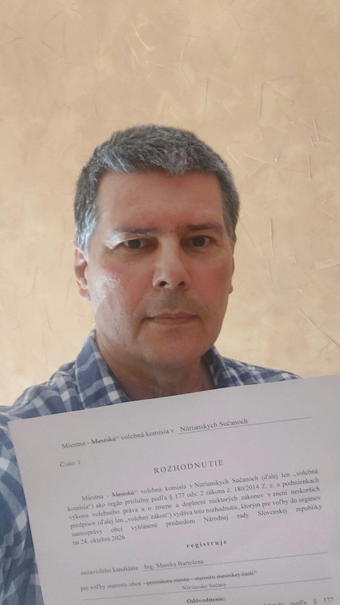 Ing. Marek Bartolen drží Rozhodnutie miestnej volebnej komisie v Nitrianskych Sučanoch o registrácii nezávislého kandidáta pre voľby starostu obce vyhlásené na 24. októbra 2026.